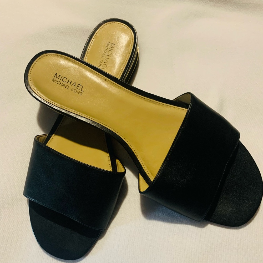EUC Michael Kors black leather sandals. Size 9